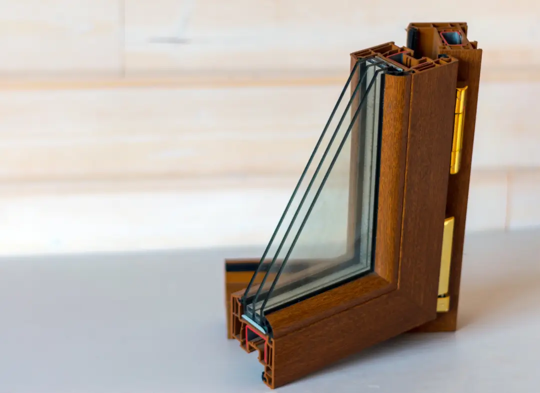 Installation de fenêtre en bois sur mesure Opio